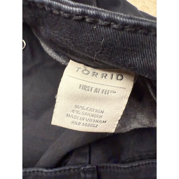 Torrid Black Bermuda Length Flat Front High Rise Shorts Size 20 - Picture 3 of 7